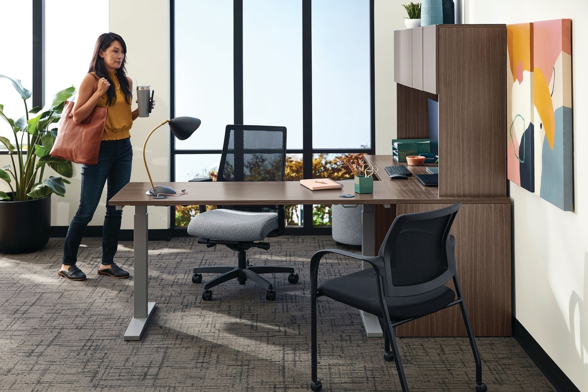 “Maximizing Workplace Comfort and Productivity: The Dynamic Duo of Sit-Stand Desks and Ergonomic Chairs”